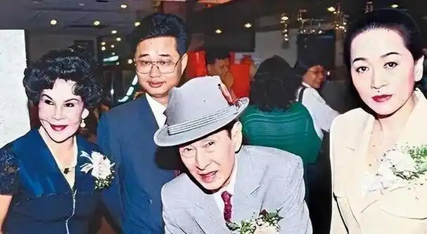 二人时常交往,聊天,从聊天中得知,邵逸夫虽然周围也如谢贤一般环绕着