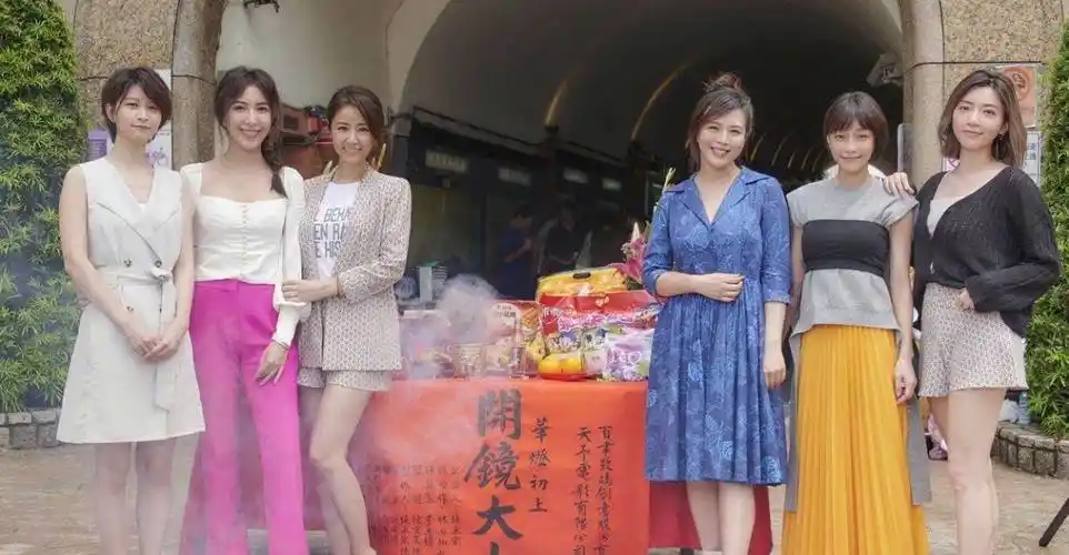 而林心如的闺蜜杨谨华如今经常在网上分享生活日常,前不久还追综艺