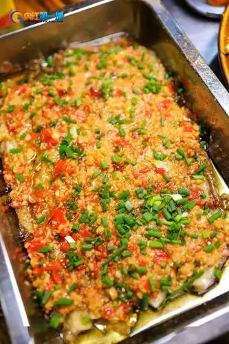 整根茄子洗净后直接烤,上桌率爆表,茄子上面 铺满了的蒜蓉酱,撒上葱花