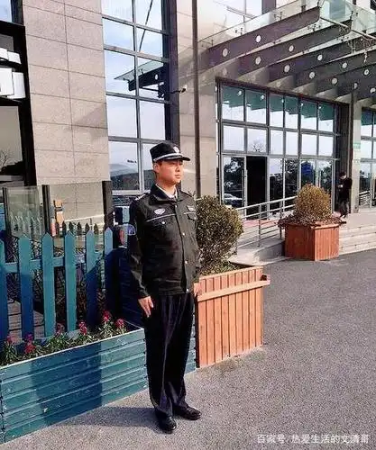 正在站岗的保安员