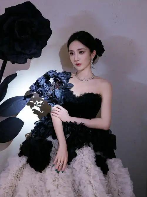 杨幂穿黑白拼色礼服秒变女王 优雅又迷人