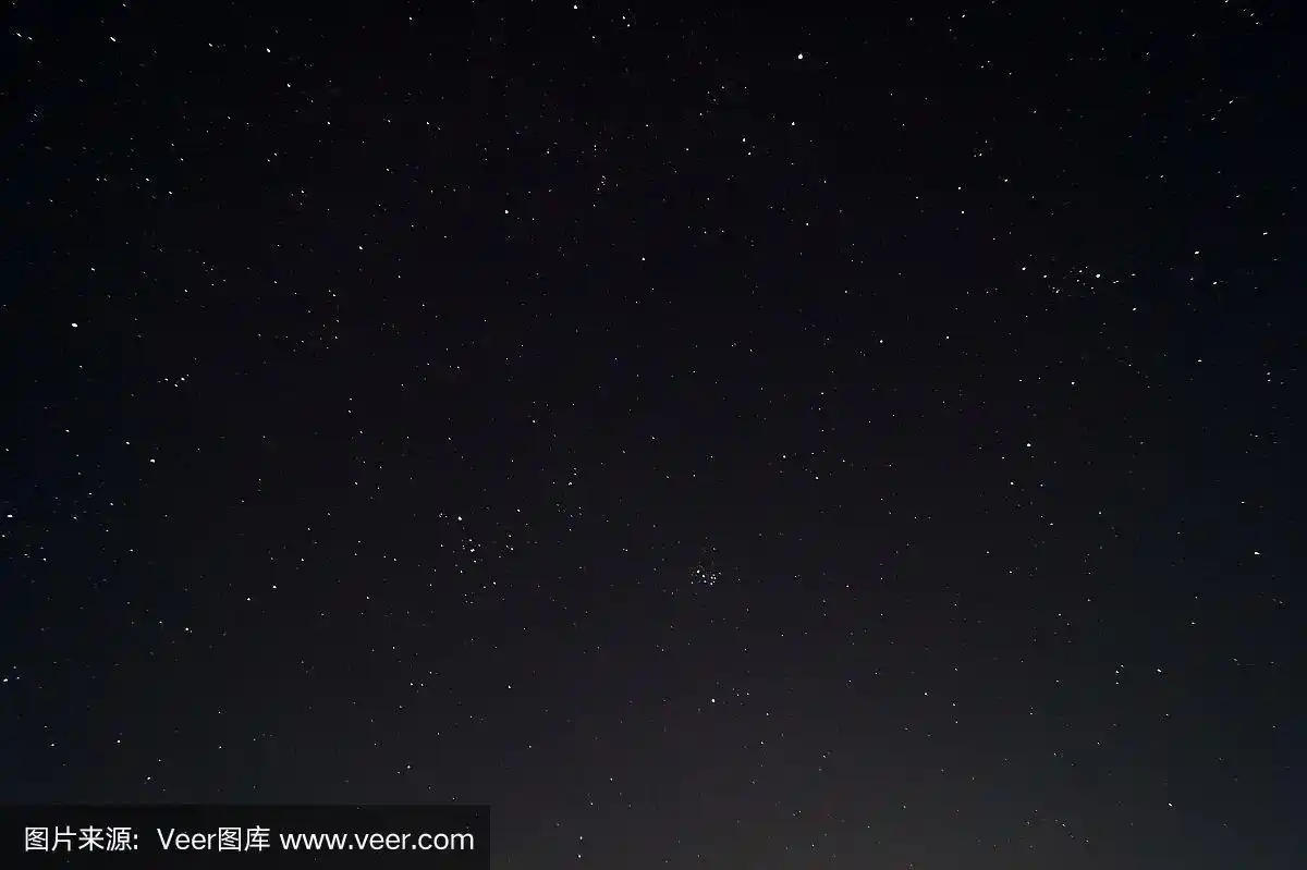 黑暗的天空中有很多星星和星座.深空的库存照片.