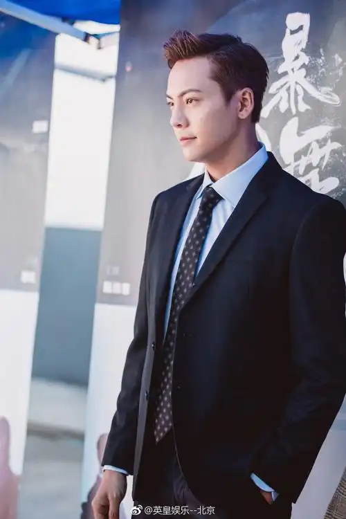 风暴舞曝审讯版海报陈伟霆打戏亲上阵演绎烧脑探员