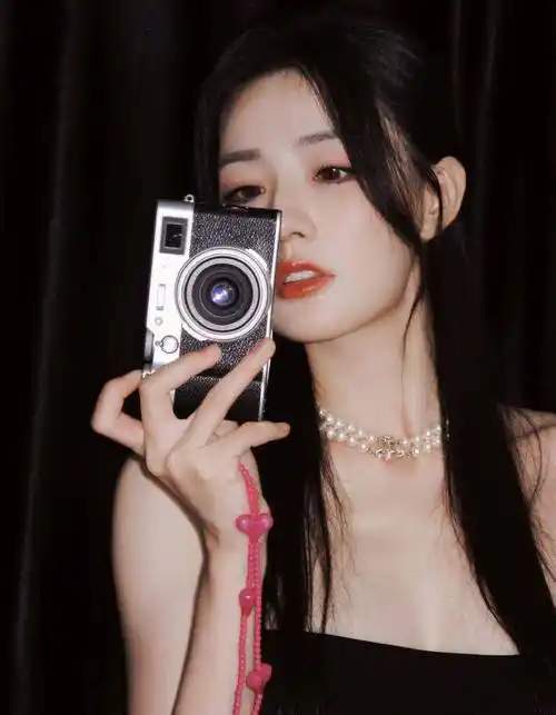 徐璐黑色吊带裙酷帅又美丽登场_造型_形象_肌肤