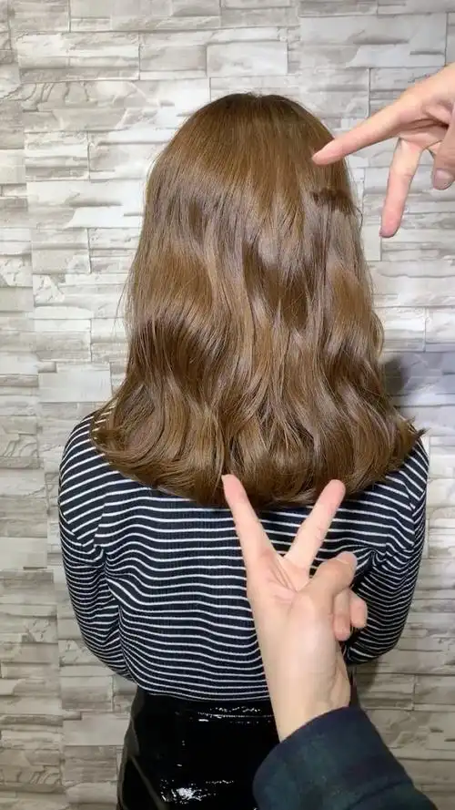 许多时尚的少男少女喜欢将头发染成亚麻色,在太阳光下显得温暖,慵懒.