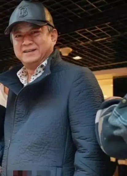 朱军近况引争议,身材发福大肚子格外明显,脖子胖到看不见