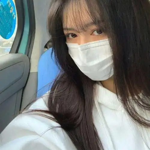 戴口罩的女生头像