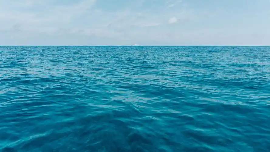 首页 自然和风景 海洋和海岸 蓝色的大海,地平线,船 壁纸 下载 2560x