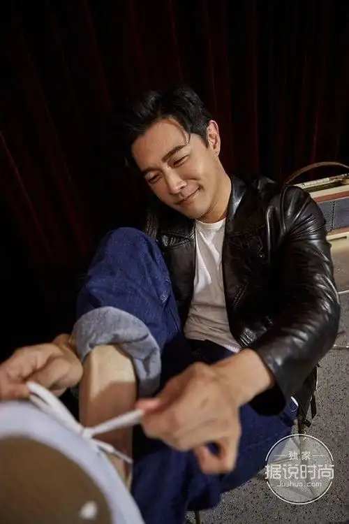 黄维德最新时尚写真演绎熟男"潮范儿" 两套混搭示范_网易订阅