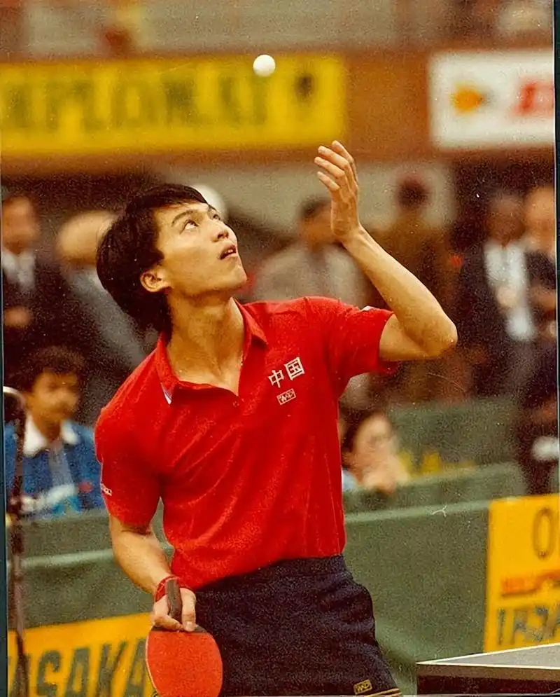 江嘉良:25岁退役乒乓界,后娶百花影后为妻,现一家四口很幸福