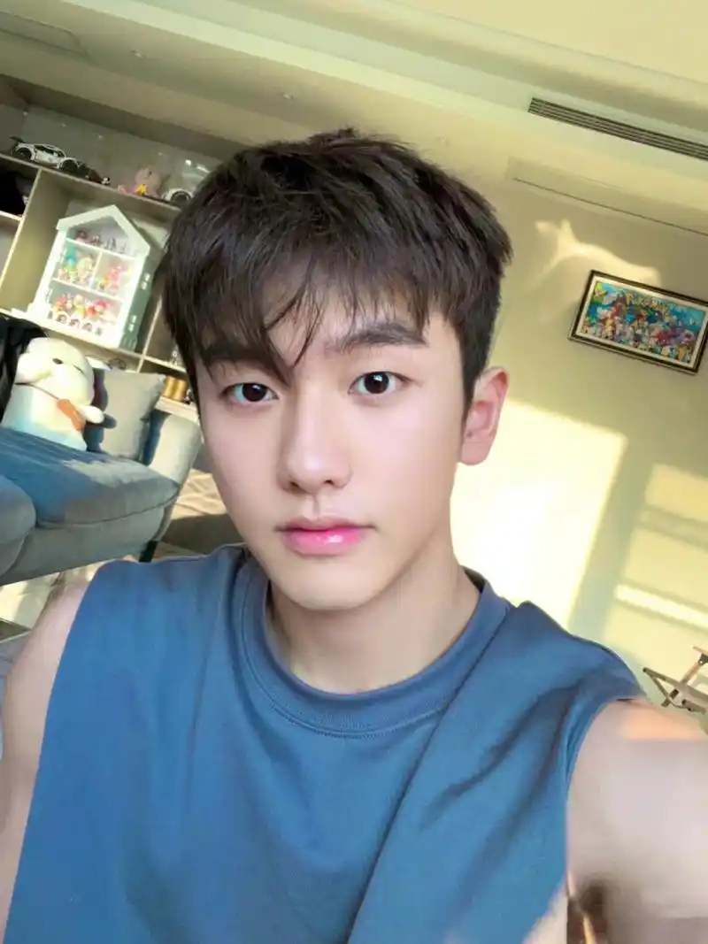 使这个世界灿烂的不是阳光,而是你的微笑.