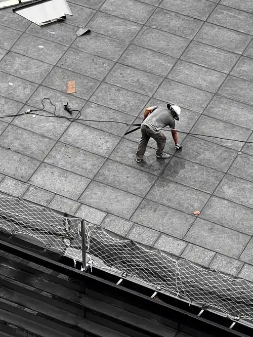 致敬高温下的他们高空作业