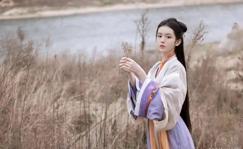 周也最新古装造型写真,撞色穿搭配古风细眉,时尚又浪漫_素白_橙黄色