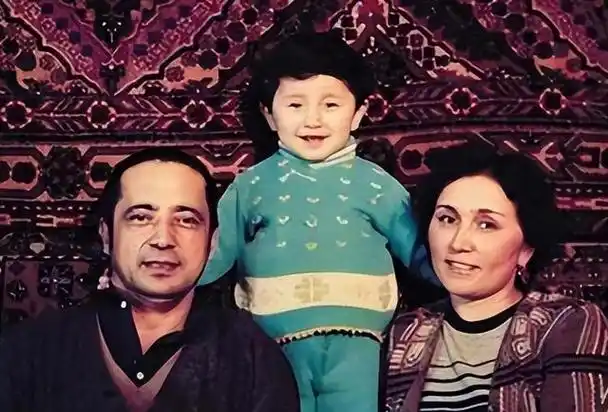 尼格买提:23岁进央视,30岁娶新疆妻子,因忙于工作至今没有孩子