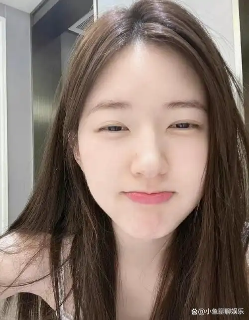 赵露思深夜晒素颜照,皮肤细腻光滑又白皙,小表情超级可爱甜美