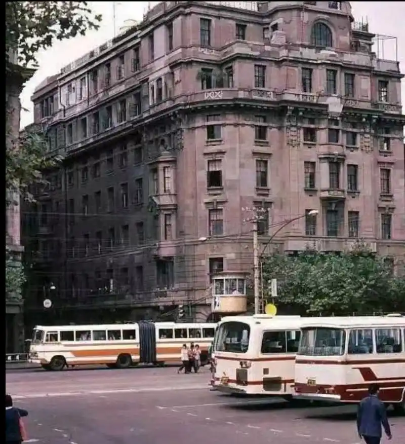 1983年,上海老照片,这些建筑要是能整体保留下来,就完美了!