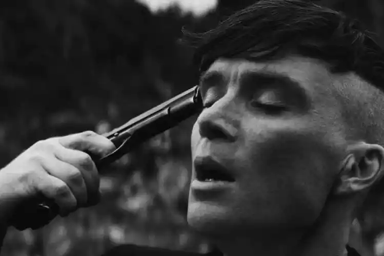 伦敦的上空是剃刀党吐出的烟,谢尔比家族血液里流畅着威士忌.