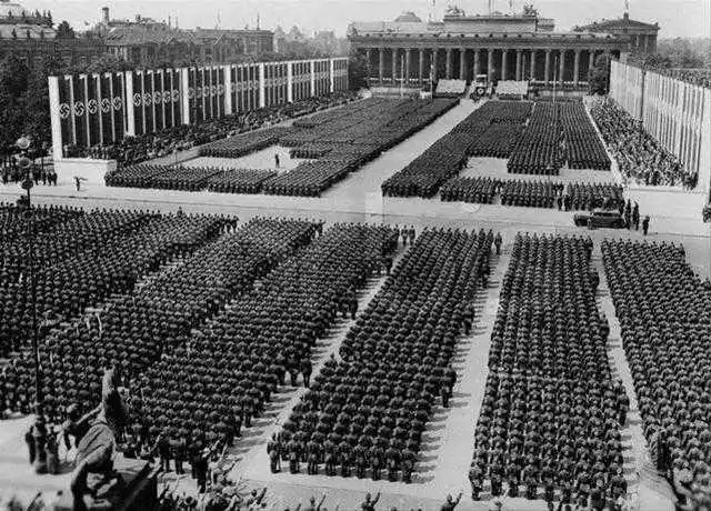 老照片二战德国盛大阅兵照十张图告诉你德国的兵力有多强大
