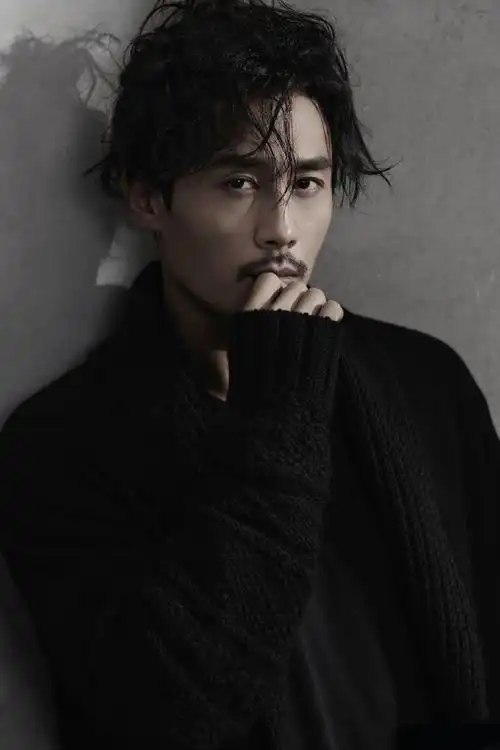 忧郁的男人有魅力吗留着小胡子男人味十足