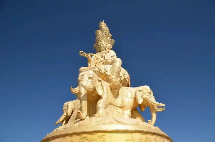 普贤菩萨介绍普贤,音译三曼多跋陀罗菩萨等,又作遍吉菩萨.