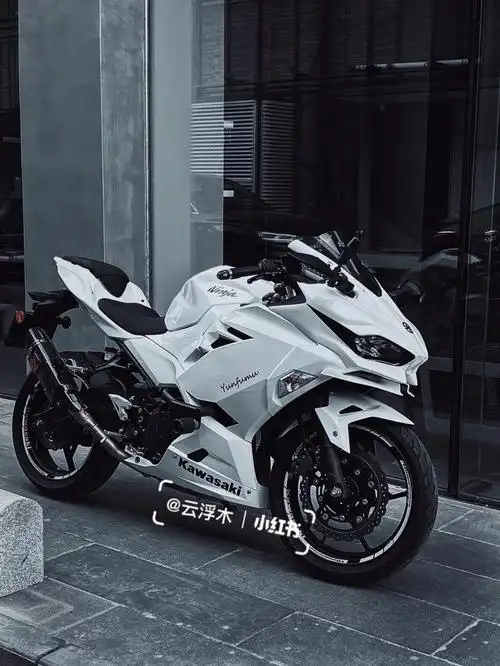 超帅白色川崎ninja400机车摄影