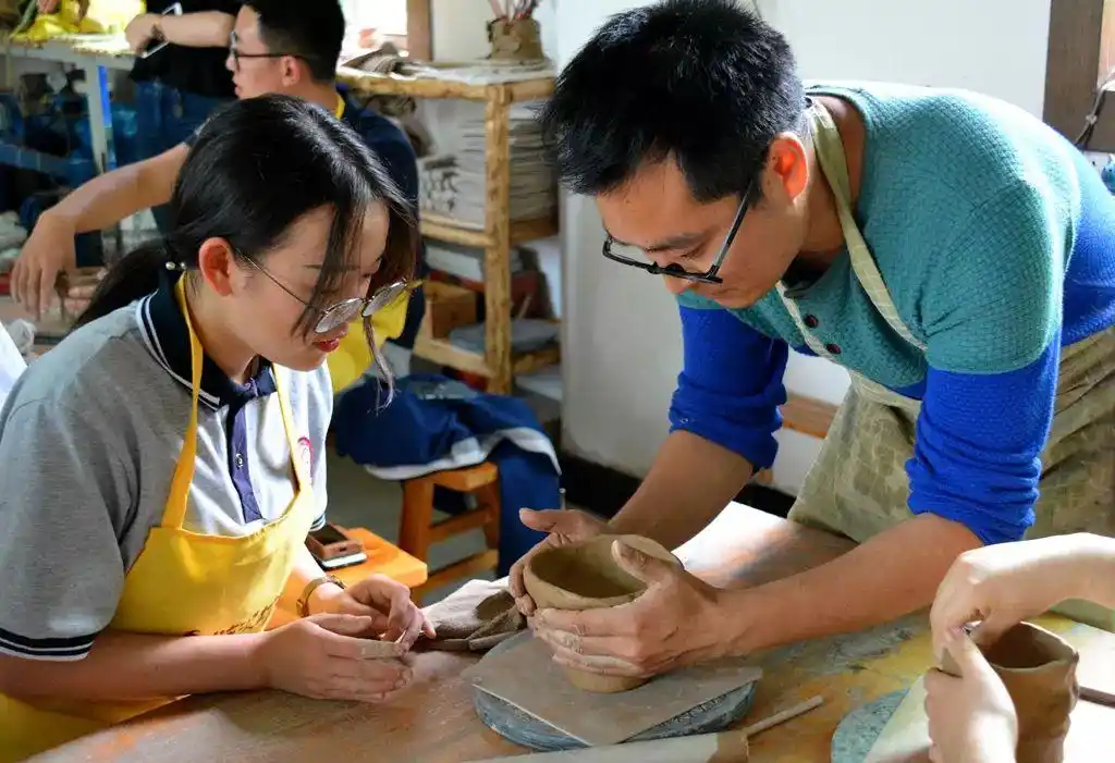 走进广元中学pga国际班的陶艺课