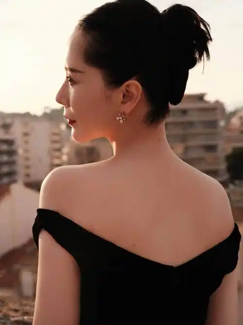 海清拥有一双明亮的大眼睛,像是两汪清泉,透露出一种纯净和洞察力 –