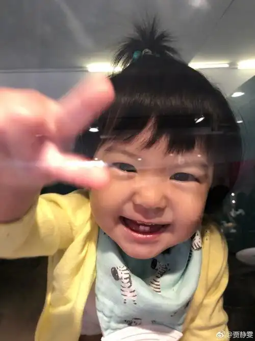 贾静雯晒咘咘bo妞照片,搞怪鬼脸超可爱,被夸遗传妈妈的喜剧魂