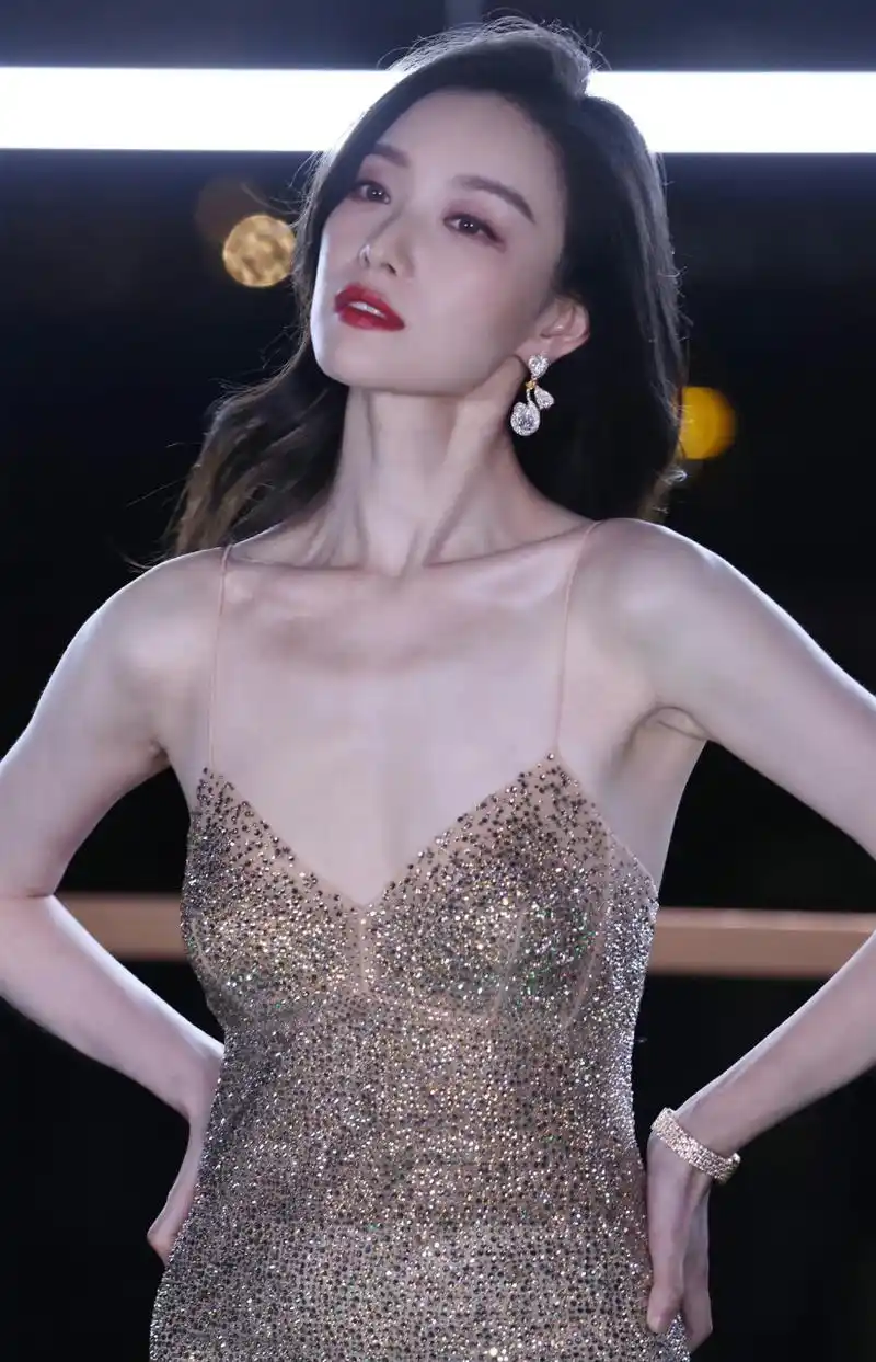 也把她身高和骨感的身材体现了出来 说起来倪妮也有污点,那是在她还没