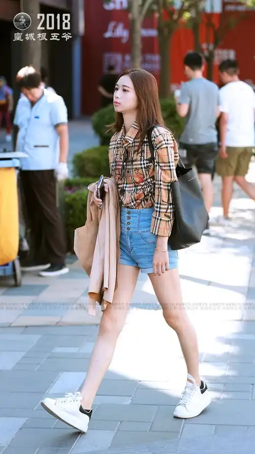 街拍:带大家一探北京三里屯到底有多时尚