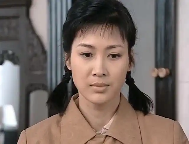 42岁童蕾堪称逆生长!皮肤白皙嫩滑,颜值吊打18年前的"田雨"