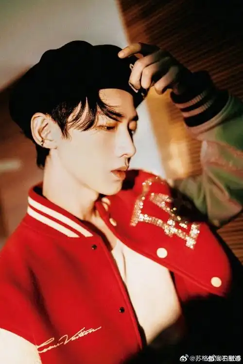 白敬亭喉结特写##白敬亭又来炫鞋了