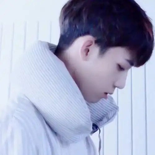 低头殇_伤感男生头像图片_扣扣居