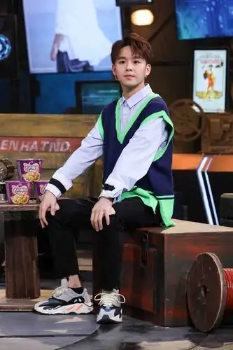 徐浩端坐看问题新一期节目徐浩荧光绿针织背心搭配浅色系衬衫亮相