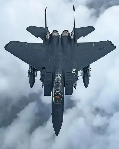 有哪些好看的战斗机壁纸?(最好是苏式和美式的)? - 知乎