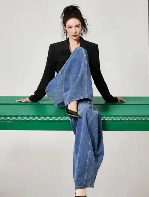 金晨这身黑西装好酷,配牛仔阔腿裤高挑苗条,气场很足!
