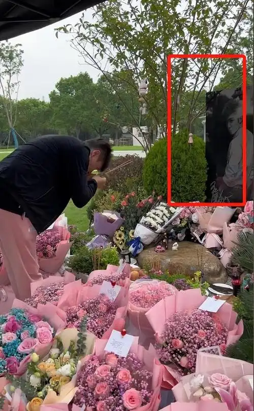 视频中可以看到,墓碑前有乔任梁的放大照片,因为乔任梁生前最喜欢的