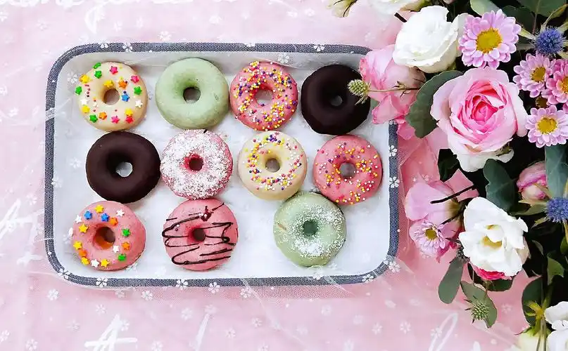 写美篇  甜甜圈又叫"多拿滋"(donuts),因为造型可爱,深受人们的喜爱