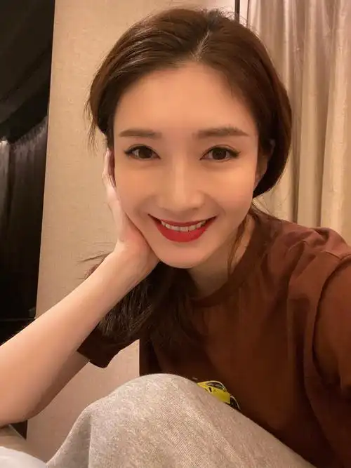 江疏影休闲家居自拍写真1440x900分辨率查看