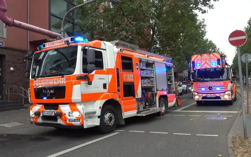 应急救援消防车出动,响应速度很快