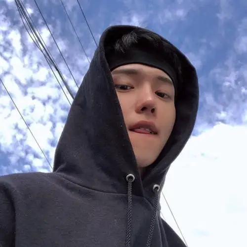 调皮的黑衣男人头像