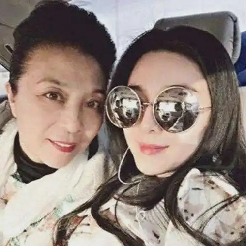 迪丽热巴的妈妈,杨幂的妈妈,杨颖的妈妈,赤裸裸的差距