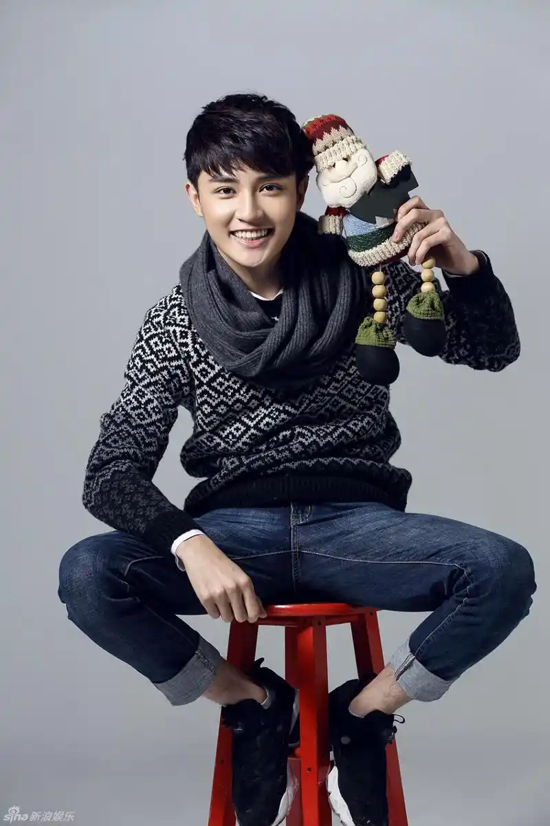 新浪娱乐讯 近日,95后小鲜肉高基才拍摄冬季写真,黑白几何图案的毛衣