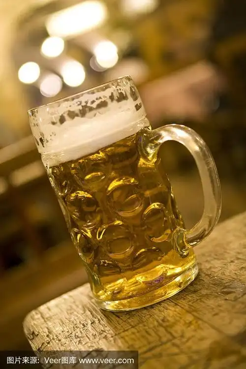 酒吧桌子上的一大杯啤酒
