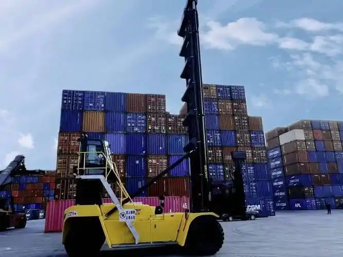 海斯特全新h9xm-ec8空箱堆高机成功交付华裕洋山堆场!