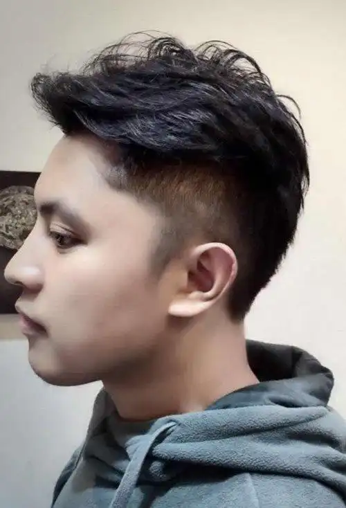 宽脸男生短头发无刘海发型