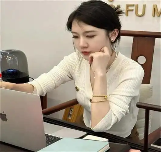 我们公司的老板叫吴宇,是个事业型的女强人.