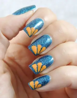 珠光蓝色,美丽的色彩,用黄色在指尖上画上印象花瓣