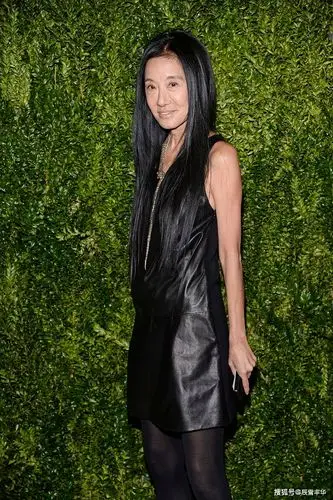 原创婚纱女王王薇薇人老却很时尚20岁身材穿一身黑不输年轻人