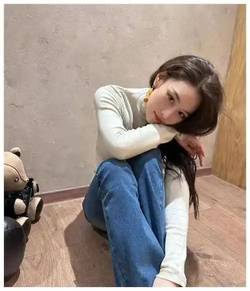 张馨予居家生活照曝光,大红唇灰毛衣身材傲人,35岁却像25_张茵_边肖